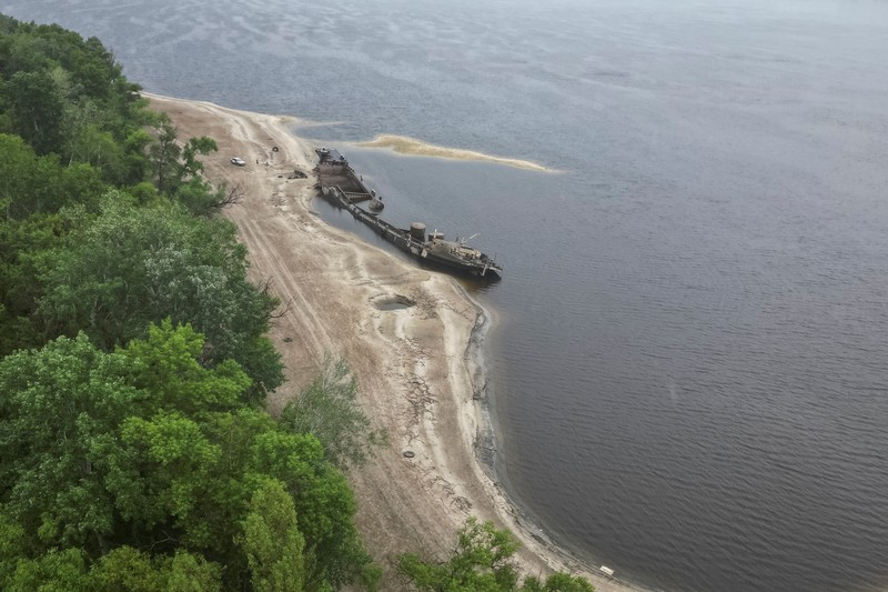 Sungai Dnipro mulai menyusut. (REUTERS/ALINA SMUTKO) Sungai Dnipro mulai menyusut. (REUTERS/ALINA SMUTKO)