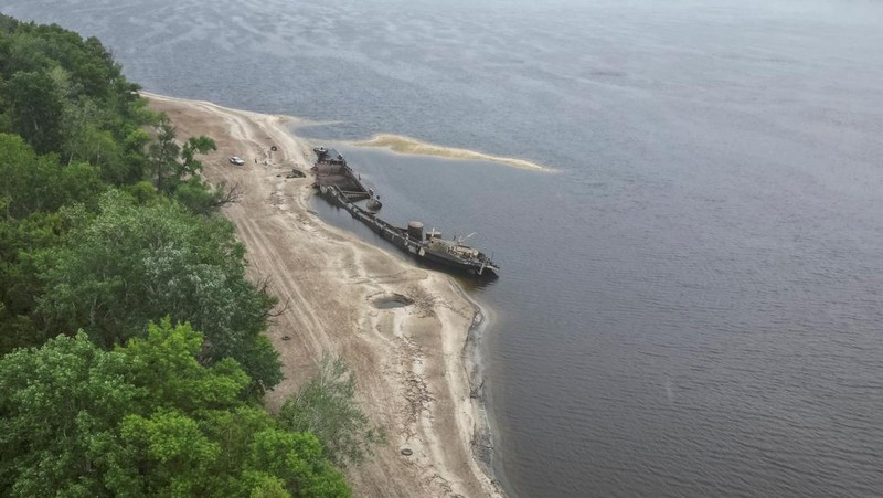 Sungai Dnipro mulai menyusut. (REUTERS/ALINA SMUTKO)