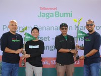 Telkomsel Tanam 15.060 Pohon di Kawasan Hutan Mangrove