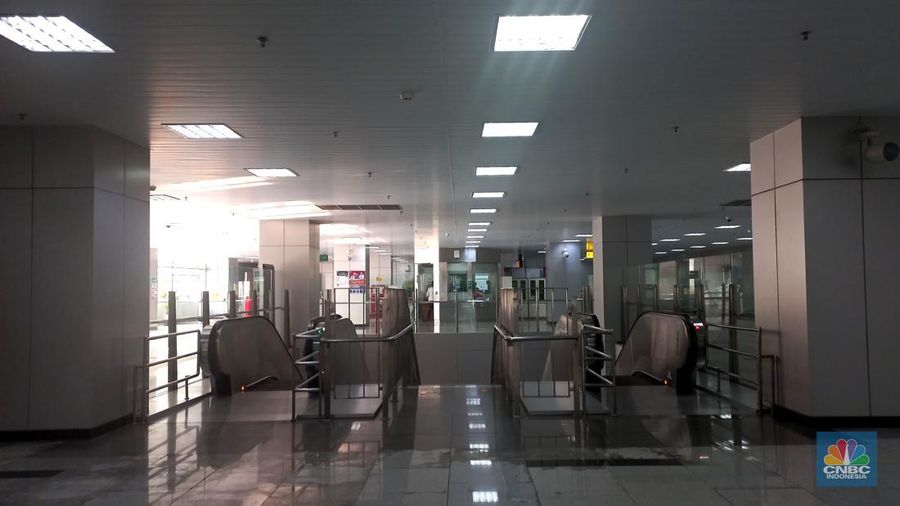 Calon penumpang menunggu menunggu kereta LRT di Stasiun Pegangsaan Dua moda transportasi Light Rapid Transit (LRT) Jakarta, Selasa, 13/6. (CNBC Indonesia/Muhammad Sabki)
