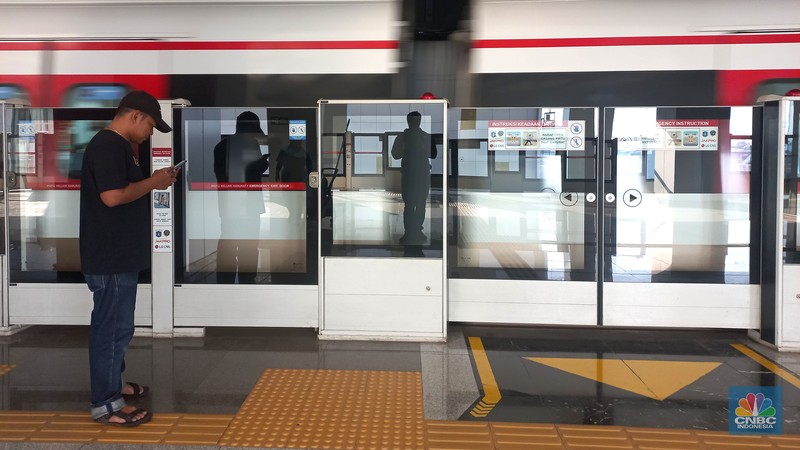 Calon penumpang menunggu menunggu kereta LRT di Stasiun Pegangsaan Dua moda transportasi Light Rapid Transit (LRT) Jakarta, Selasa, 13/6. (CNBC Indonesia/Muhammad Sabki)