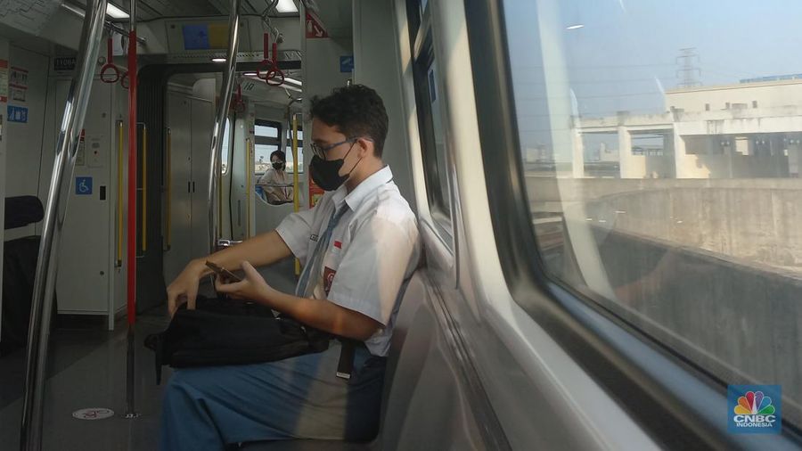 Calon penumpang menunggu menunggu kereta LRT di Stasiun Pegangsaan Dua moda transportasi Light Rapid Transit (LRT) Jakarta, Selasa, 13/6. (CNBC Indonesia/Muhammad Sabki)
