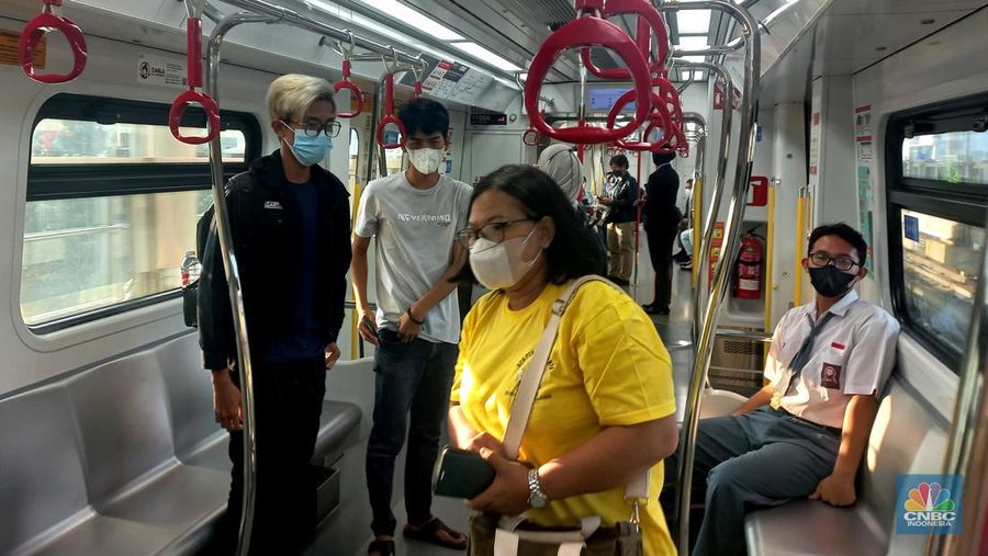 Calon penumpang menunggu menunggu kereta LRT di Stasiun Pegangsaan Dua moda transportasi Light Rapid Transit (LRT) Jakarta, Selasa, 13/6. (CNBC Indonesia/Muhammad Sabki)
