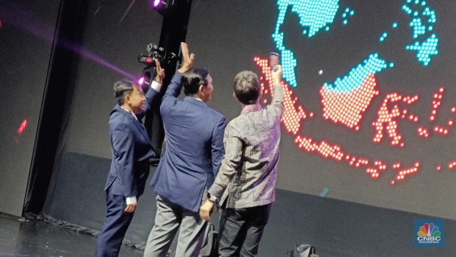Menko Perekonomian Airlangga Hartarto (Kanan) menerima kunjungan CEO TikTok Shou Zi Chew di Kantor Kemenko Perekonomian. Ist