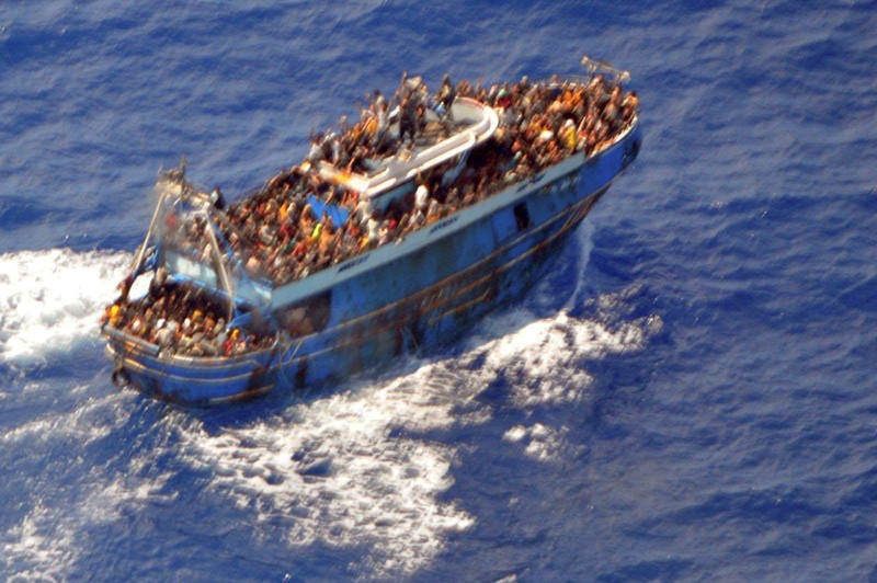 Foto selebaran tak bertanggal yang disediakan oleh Hellenic Coast Guard menunjukkan para migran di atas kapal selama operasi penyelamatan, sebelum kapal mereka terbalik di laut lepas, lepas pantai Yunani, 14 Juni 2023. (Hellenic Coast Guard/Handout via REUTERS)