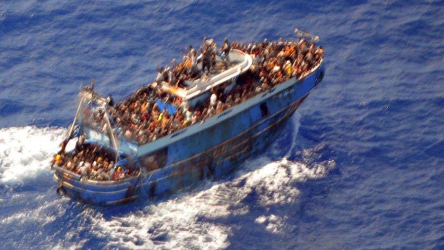 Foto selebaran tak bertanggal yang disediakan oleh Hellenic Coast Guard menunjukkan para migran di atas kapal selama operasi penyelamatan, sebelum kapal mereka terbalik di laut lepas, lepas pantai Yunani, 14 Juni 2023. (Hellenic Coast Guard/Handout via REUTERS)