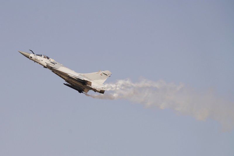 Jet tempur Mirage 2000 Angkatan Udara Emirat melakukan aksi akrobat di Dubai Air Show di Dubai, Uni Emirat Arab, Rabu, 17 November 2021. Jet tempur Mirage 2000 Angkatan Udara Emirat melakukan aksi akrobat di Dubai Air Show di Dubai, Uni Emirat Arab, Rabu, 17 November 2021. (File Foto - AP Photo/Jon Gambrell)