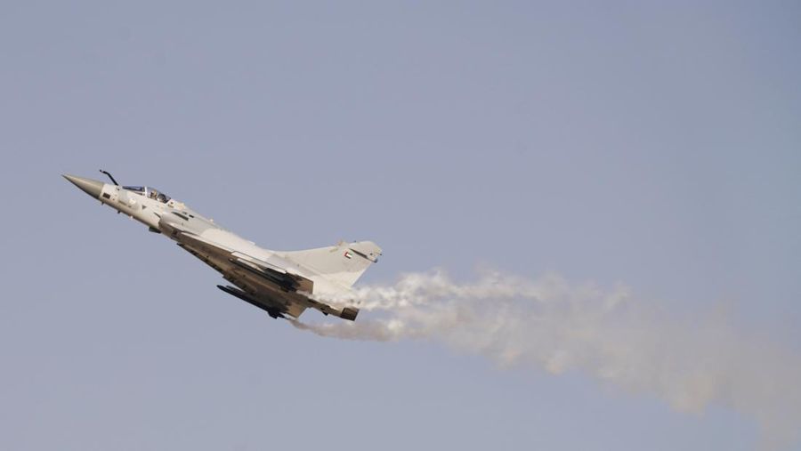 Jet tempur Mirage 2000 Angkatan Udara Emirat melakukan aksi akrobat di Dubai Air Show di Dubai, Uni Emirat Arab, Rabu, 17 November 2021. (File Foto - AP Photo/Jon Gambrell)