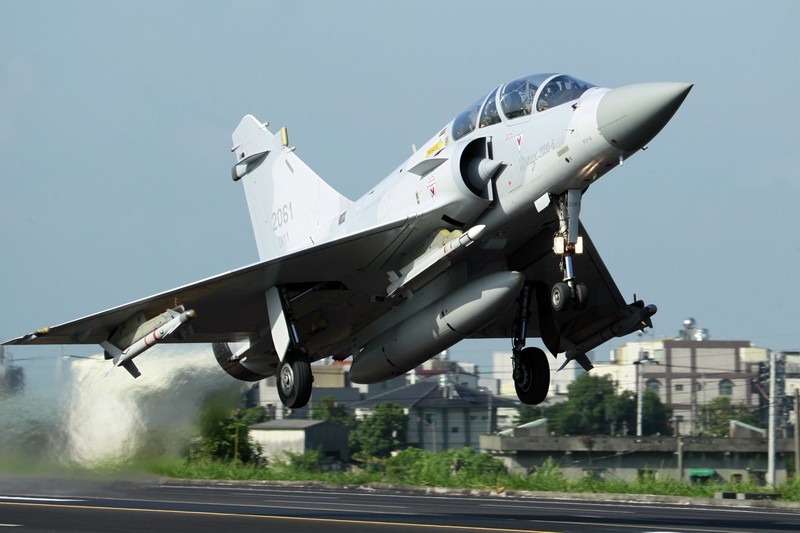 Jet tempur Mirage 2000 Angkatan Udara Emirat melakukan aksi akrobat di Dubai Air Show di Dubai, Uni Emirat Arab, Rabu, 17 November 2021. Jet tempur Mirage 2000 Angkatan Udara Emirat melakukan aksi akrobat di Dubai Air Show di Dubai, Uni Emirat Arab, Rabu, 17 November 2021. (File Foto - AP Photo/Jon Gambrell)