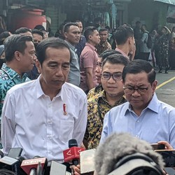 Tanpa Zulhas, Jokowi Tiba-tiba Blusukan ke Pasar