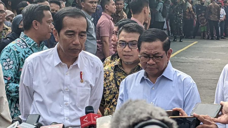 Jokowi di Pasar Menteng Pulo (CNBC Indonesia/Emir Yanwardhana)
