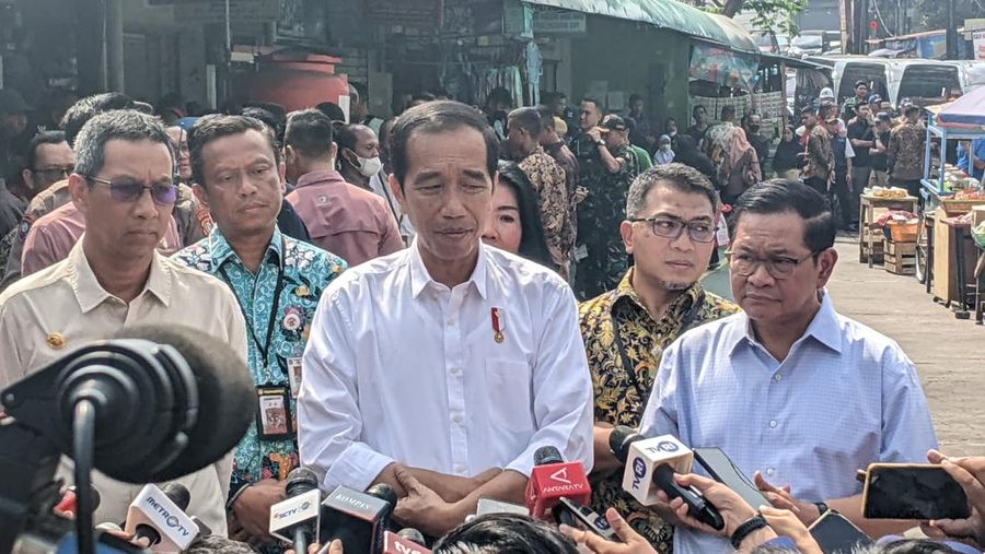 Jokowi di Pasar Menteng Pulo (CNBC Indonesia/Emir Yanwardhana)