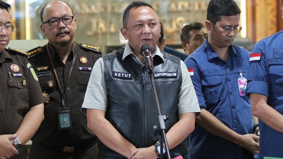 Kepala Pusat Penerangan Hukum (Kapuspenkum) Kejagung Ketut Sumedana saat jumpa pers perkembangan penanganan perkara tindak pidana korupsi BAKTI Kominfo dan Minyak Goreng di Jakarta, Kamis (15/6/2023). (Dok. Humas Kejaksaan Agung)