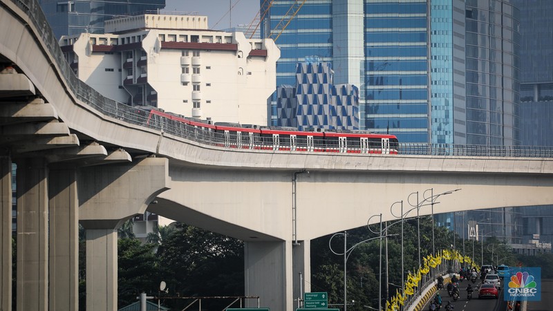 Kereta Lintas Raya Terpadu (LRT) Jakarta, Bogor, Depok, Bekasi (Jabodebek) terlihat melintasi jalanan Jakarta di jalur LRT Jalan Gatot Subroto, Jakarta, Kamis (15/6/2023). (CNBC Indonesia/Faisal Rahman)