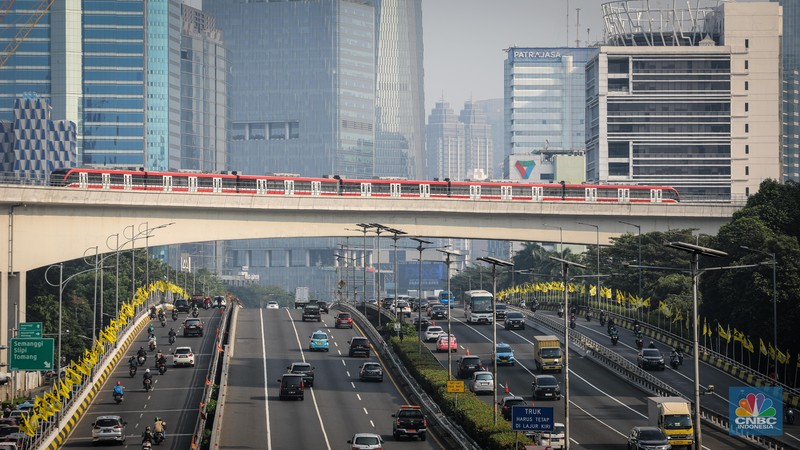 Suasana Stasiun LRT (Jabodebek) Dukuh Atas, Jakarta, Kamis (6/7/2023). (CNBC Indonesia/Faisal Rahman)