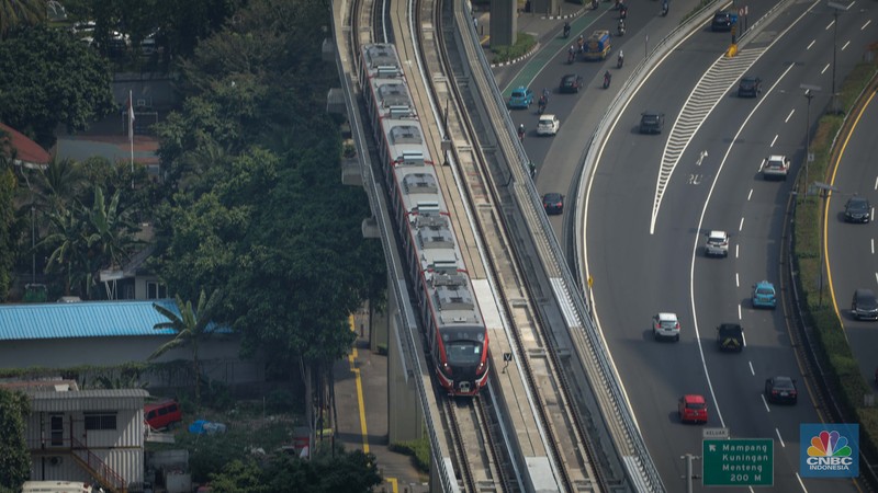 Suasana Stasiun LRT (Jabodebek) Dukuh Atas, Jakarta, Kamis (6/7/2023). (CNBC Indonesia/Faisal Rahman)