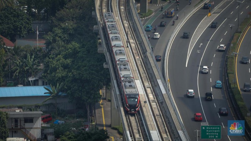 Suasana Stasiun LRT (Jabodebek) Dukuh Atas, Jakarta, Kamis (6/7/2023). (CNBC Indonesia/Faisal Rahman)