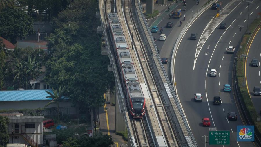 Kereta Lintas Raya Terpadu (LRT) Jakarta, Bogor, Depok, Bekasi (Jabodebek) terlihat melintasi jalanan Jakarta di jalur LRT Jalan Gatot Subroto, Jakarta, Kamis (15/6/2023). (CNBC Indonesia/Faisal Rahman)