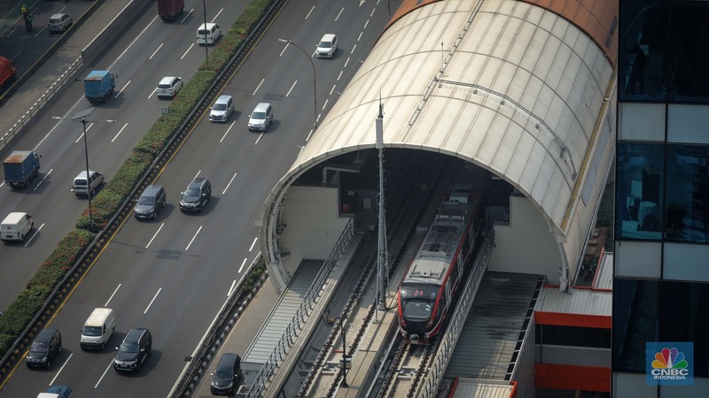 Kereta Lintas Raya Terpadu (LRT) Jakarta, Bogor, Depok, Bekasi (Jabodebek) terlihat melintasi jalanan Jakarta di jalur LRT Jalan Gatot Subroto, Jakarta, Kamis (15/6/2023). (CNBC Indonesia/Faisal Rahman)