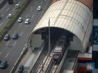 Ini Jakarta Apa Luar Negeri? Penampakan LRT Berkeliaran