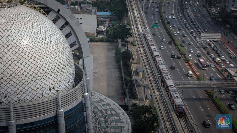Kereta Lintas Raya Terpadu (LRT) Jakarta, Bogor, Depok, Bekasi (Jabodebek) terlihat melintasi jalanan Jakarta di jalur LRT Jalan Gatot Subroto, Jakarta, Kamis (15/6/2023). (CNBC Indonesia/Faisal Rahman)