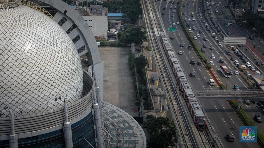 Kereta Lintas Raya Terpadu (LRT) Jakarta, Bogor, Depok, Bekasi (Jabodebek) terlihat melintasi jalanan Jakarta di jalur LRT Jalan Gatot Subroto, Jakarta, Kamis (15/6/2023). (CNBC Indonesia/Faisal Rahman)