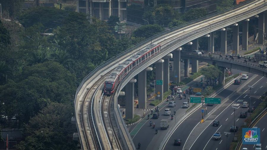 Kereta Lintas Raya Terpadu (LRT) Jakarta, Bogor, Depok, Bekasi (Jabodebek) terlihat melintasi jalanan Jakarta di jalur LRT Jalan Gatot Subroto, Jakarta, Kamis (15/6/2023). (CNBC Indonesia/Faisal Rahman)