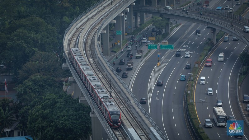 Kereta Lintas Raya Terpadu (LRT) Jakarta, Bogor, Depok, Bekasi (Jabodebek) terlihat melintasi jalanan Jakarta di jalur LRT Jalan Gatot Subroto, Jakarta, Kamis (15/6/2023). (CNBC Indonesia/Faisal Rahman)