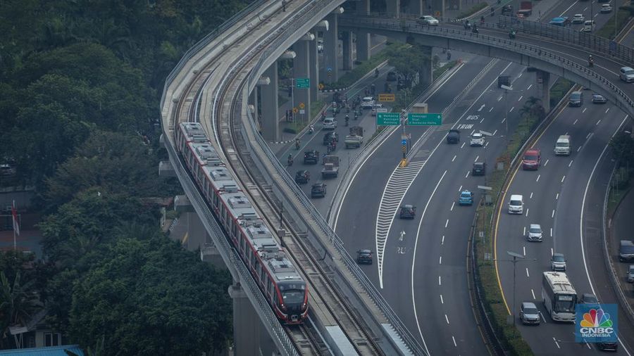 Kereta Lintas Raya Terpadu (LRT) Jakarta, Bogor, Depok, Bekasi (Jabodebek) terlihat melintasi jalanan Jakarta di jalur LRT Jalan Gatot Subroto, Jakarta, Kamis (15/6/2023). (CNBC Indonesia/Faisal Rahman)