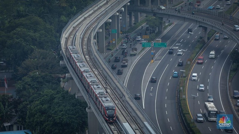 Kereta Lintas Raya Terpadu (LRT) Jakarta, Bogor, Depok, Bekasi (Jabodebek) terlihat melintasi jalanan Jakarta di jalur LRT Jalan Gatot Subroto, Jakarta, Kamis (15/6/2023). (CNBC Indonesia/Faisal Rahman)