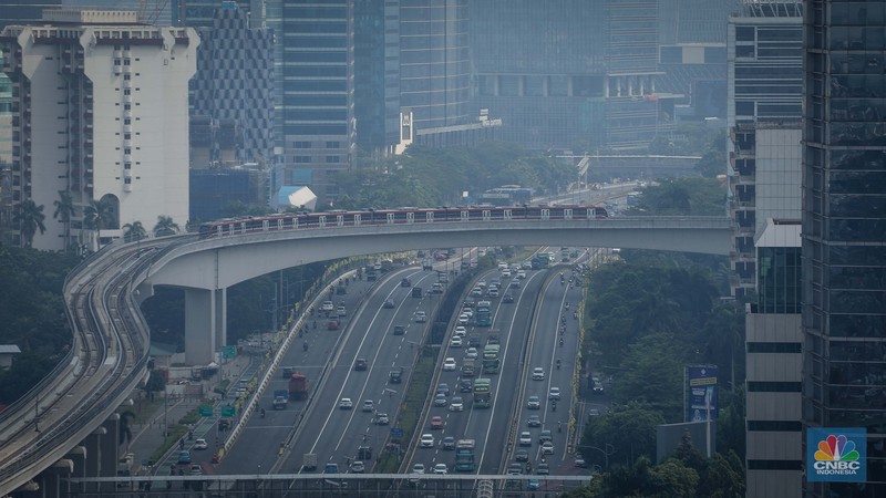 Kereta Lintas Raya Terpadu (LRT) Jakarta, Bogor, Depok, Bekasi (Jabodebek) terlihat melintasi jalanan Jakarta di jalur LRT Jalan Gatot Subroto, Jakarta, Kamis (15/6/2023). (CNBC Indonesia/Faisal Rahman)