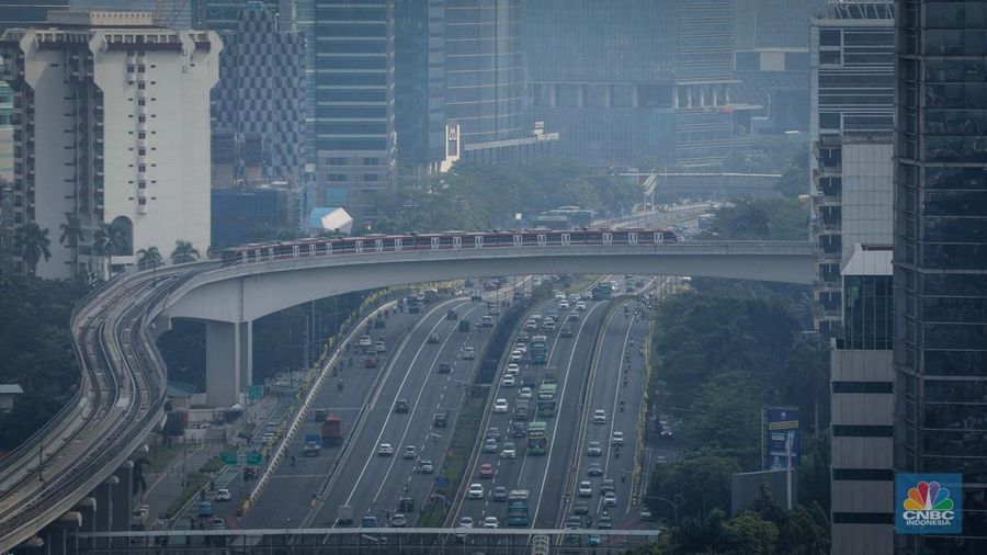 Kereta Lintas Raya Terpadu (LRT) Jakarta, Bogor, Depok, Bekasi (Jabodebek) terlihat melintasi jalanan Jakarta di jalur LRT Jalan Gatot Subroto, Jakarta, Kamis (15/6/2023). (CNBC Indonesia/Faisal Rahman)
