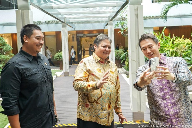 Menko Perekonomian Airlangga Hartarto (Kanan) menerima kunjungan CEO TikTok Shou Zi Chew di Kantor Kemenko Perekonomian. Ist