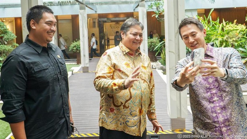 Menko Perekonomian Airlangga Hartarto (Kanan) menerima kunjungan CEO TikTok Shou Zi Chew di Kantor Kemenko Perekonomian. Ist