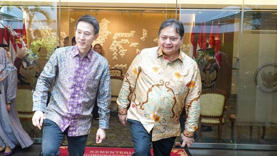 Menko Perekonomian Airlangga Hartarto (Kanan) menerima kunjungan CEO TikTok Shou Zi Chew di Kantor Kemenko Perekonomian. Ist