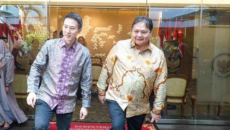 Menko Perekonomian Airlangga Hartarto (Kanan) menerima kunjungan CEO TikTok Shou Zi Chew di Kantor Kemenko Perekonomian. Ist