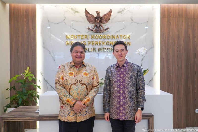 Menko Perekonomian Airlangga Hartarto (Kanan) menerima kunjungan CEO TikTok Shou Zi Chew di Kantor Kemenko Perekonomian. Ist Menko Perekonomian Airlangga Hartarto (Kanan) menerima kunjungan CEO TikTok Shou Zi Chew di Kantor Kemenko Perekonomian. Ist