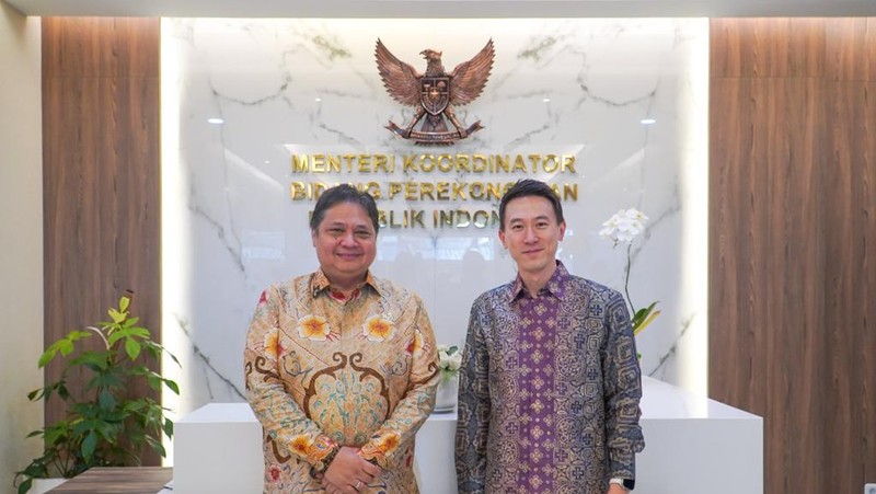 Menko Perekonomian Airlangga Hartarto (Kanan) menerima kunjungan CEO TikTok Shou Zi Chew di Kantor Kemenko Perekonomian. Ist