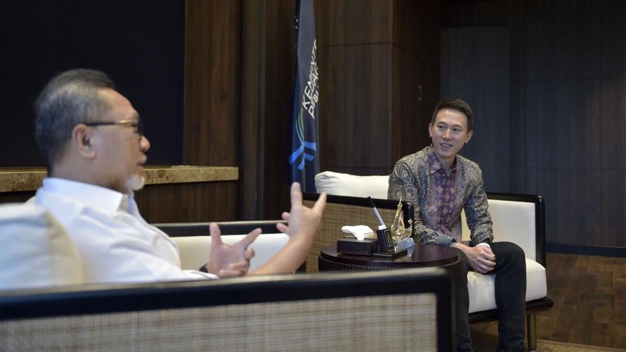 Menko Perekonomian Airlangga Hartarto (Kanan) menerima kunjungan CEO TikTok Shou Zi Chew di Kantor Kemenko Perekonomian. Ist