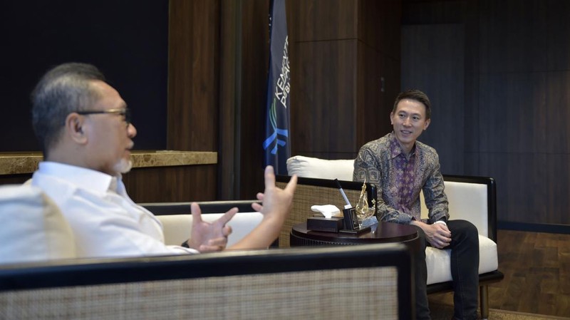 Menko Perekonomian Airlangga Hartarto (Kanan) menerima kunjungan CEO TikTok Shou Zi Chew di Kantor Kemenko Perekonomian. Ist