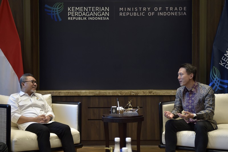 Menko Perekonomian Airlangga Hartarto (Kanan) menerima kunjungan CEO TikTok Shou Zi Chew di Kantor Kemenko Perekonomian. Ist Menko Perekonomian Airlangga Hartarto (Kanan) menerima kunjungan CEO TikTok Shou Zi Chew di Kantor Kemenko Perekonomian. Ist
