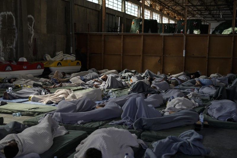 Foto selebaran tak bertanggal yang disediakan oleh Hellenic Coast Guard menunjukkan para migran di atas kapal selama operasi penyelamatan, sebelum kapal mereka terbalik di laut lepas, lepas pantai Yunani, 14 Juni 2023. (Hellenic Coast Guard/Handout via REUTERS)