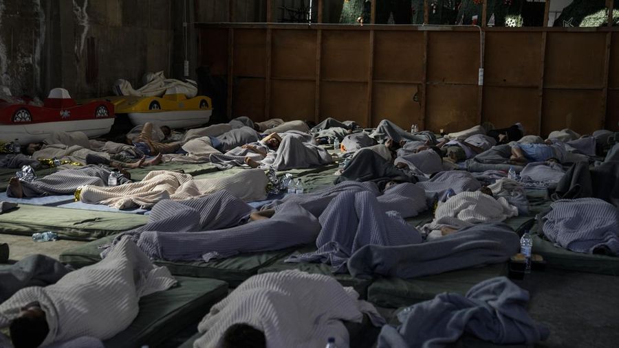 Foto selebaran tak bertanggal yang disediakan oleh Hellenic Coast Guard menunjukkan para migran di atas kapal selama operasi penyelamatan, sebelum kapal mereka terbalik di laut lepas, lepas pantai Yunani, 14 Juni 2023. (Hellenic Coast Guard/Handout via REUTERS)
