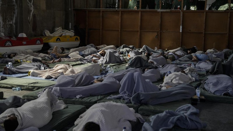 Foto selebaran tak bertanggal yang disediakan oleh Hellenic Coast Guard menunjukkan para migran di atas kapal selama operasi penyelamatan, sebelum kapal mereka terbalik di laut lepas, lepas pantai Yunani, 14 Juni 2023. (Hellenic Coast Guard/Handout via REUTERS)
