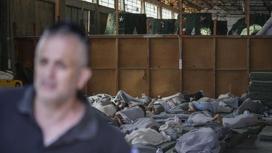 Foto selebaran tak bertanggal yang disediakan oleh Hellenic Coast Guard menunjukkan para migran di atas kapal selama operasi penyelamatan, sebelum kapal mereka terbalik di laut lepas, lepas pantai Yunani, 14 Juni 2023. (Hellenic Coast Guard/Handout via REUTERS)