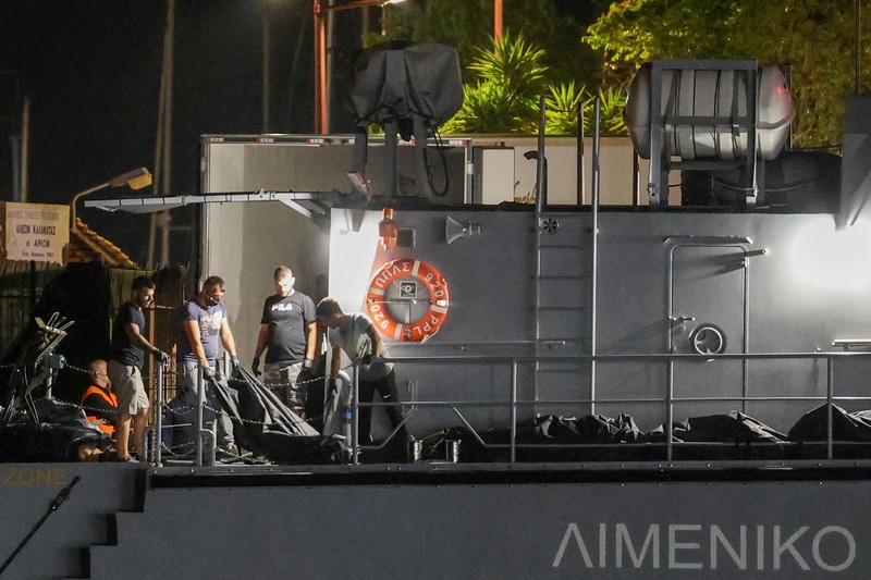 Foto selebaran tak bertanggal yang disediakan oleh Hellenic Coast Guard menunjukkan para migran di atas kapal selama operasi penyelamatan, sebelum kapal mereka terbalik di laut lepas, lepas pantai Yunani, 14 Juni 2023. Foto selebaran tak bertanggal yang disediakan oleh Hellenic Coast Guard menunjukkan para migran di atas kapal selama operasi penyelamatan, sebelum kapal mereka terbalik di laut lepas, lepas pantai Yunani, 14 Juni 2023. (Hellenic Coast Guard/Handout via REUTERS)