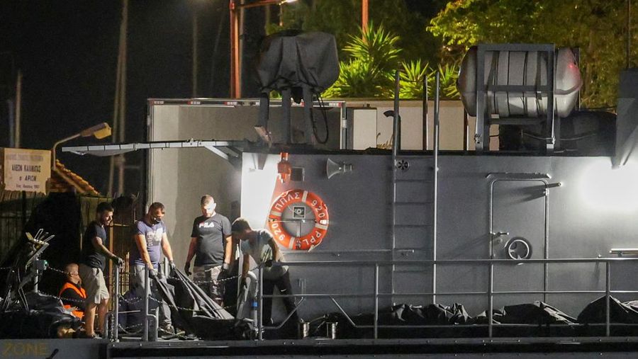 Foto selebaran tak bertanggal yang disediakan oleh Hellenic Coast Guard menunjukkan para migran di atas kapal selama operasi penyelamatan, sebelum kapal mereka terbalik di laut lepas, lepas pantai Yunani, 14 Juni 2023. (Hellenic Coast Guard/Handout via REUTERS)