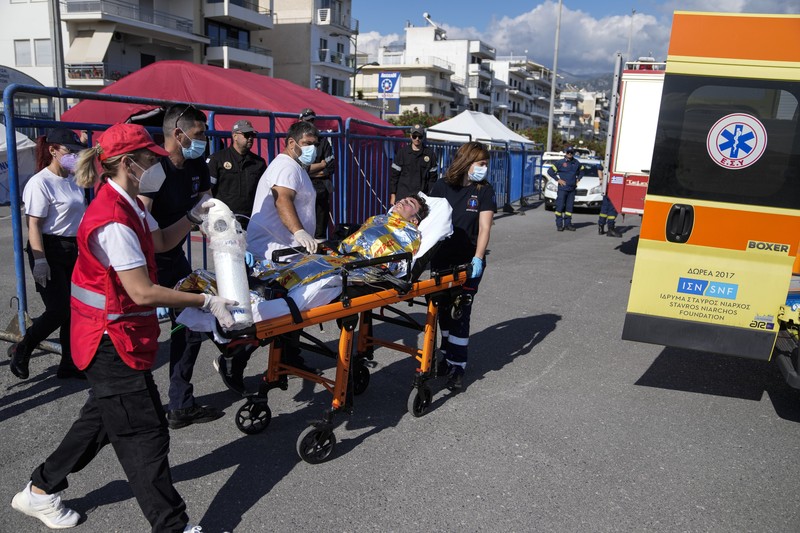 Foto selebaran tak bertanggal yang disediakan oleh Hellenic Coast Guard menunjukkan para migran di atas kapal selama operasi penyelamatan, sebelum kapal mereka terbalik di laut lepas, lepas pantai Yunani, 14 Juni 2023. (Hellenic Coast Guard/Handout via REUTERS)