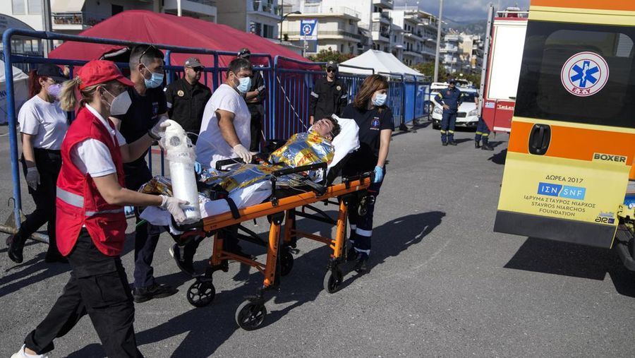 Foto selebaran tak bertanggal yang disediakan oleh Hellenic Coast Guard menunjukkan para migran di atas kapal selama operasi penyelamatan, sebelum kapal mereka terbalik di laut lepas, lepas pantai Yunani, 14 Juni 2023. (Hellenic Coast Guard/Handout via REUTERS)