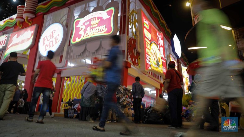 Presiden Joko Widodo (Jokowi) membuka pameran Jakarta Fair atau yang lebih dikenal dengan nama Pekan Raya Jakarta (PRJ) di Kemayoran, Jakarta Utara, Rabu (15/6). (վ/Faisal Rahman)